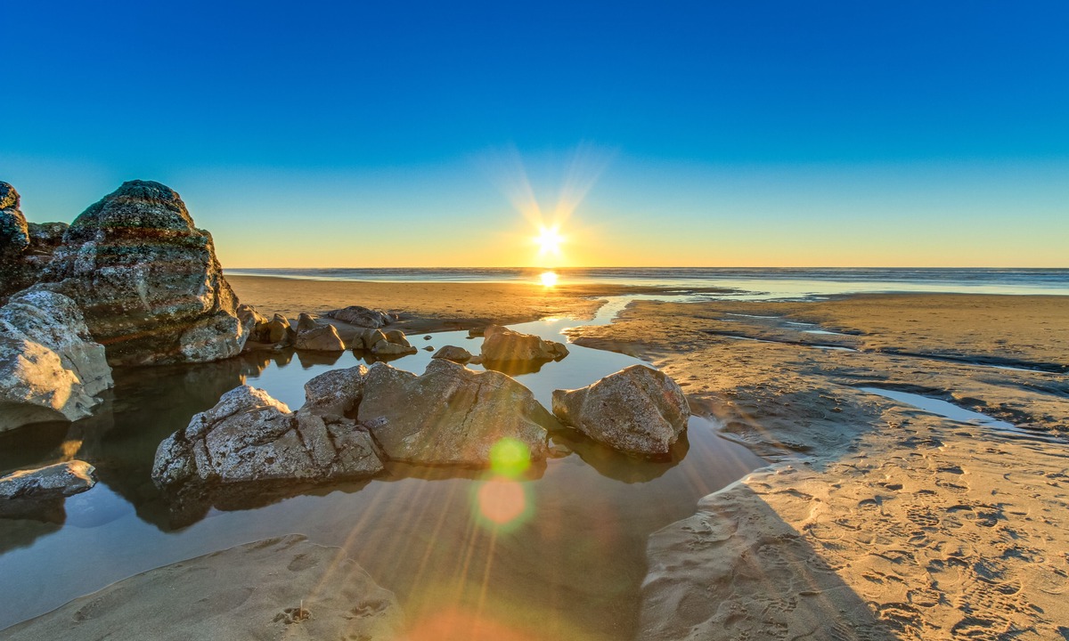 Lincoln City Apartment | Upper-Floor Oceanview Studio, Perfect for Couples - Free WiFi, Dogs Allowed