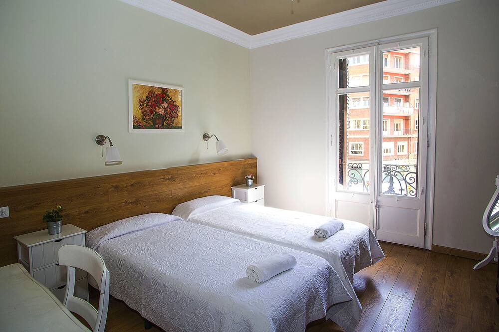 El Poble-sec Apartment | Special offer Elegant apartment in Paralel for 10 guests.