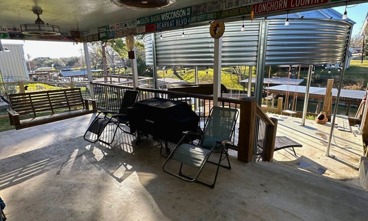 West Livingston Cottage | Serene Lakefront Getaway | Boathouse | Kayaks | Gazebo with Swings