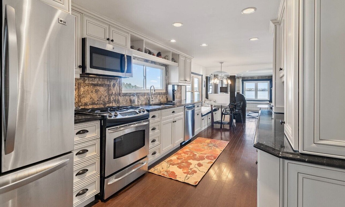 Addison Cottage | Luxury Waterfront Residence in exclusive Lily Bay (seasonal discount)