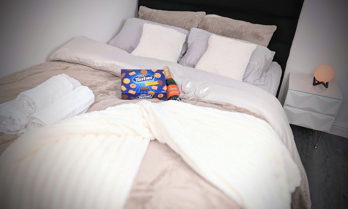 Withington Apartment | The Ruby Haven, Manchester