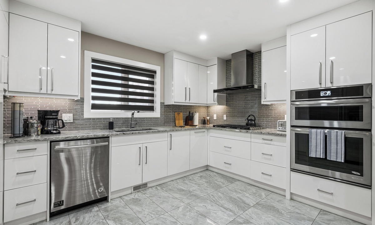 Connaught House | *Upscale Downtown Home on 17 Ave l 5 Mins to Stampede l Two King Rooms*