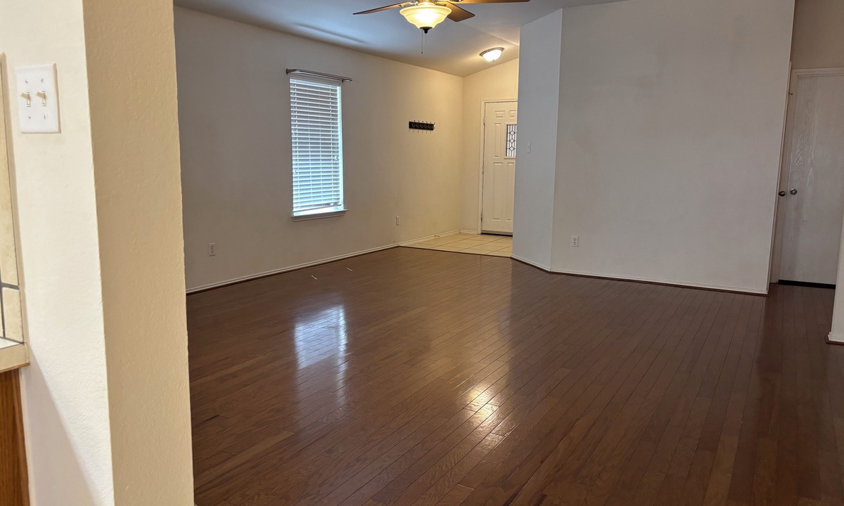 Elm Creek House | Cozy 3-bedroom house in enchanting Elgin with AC