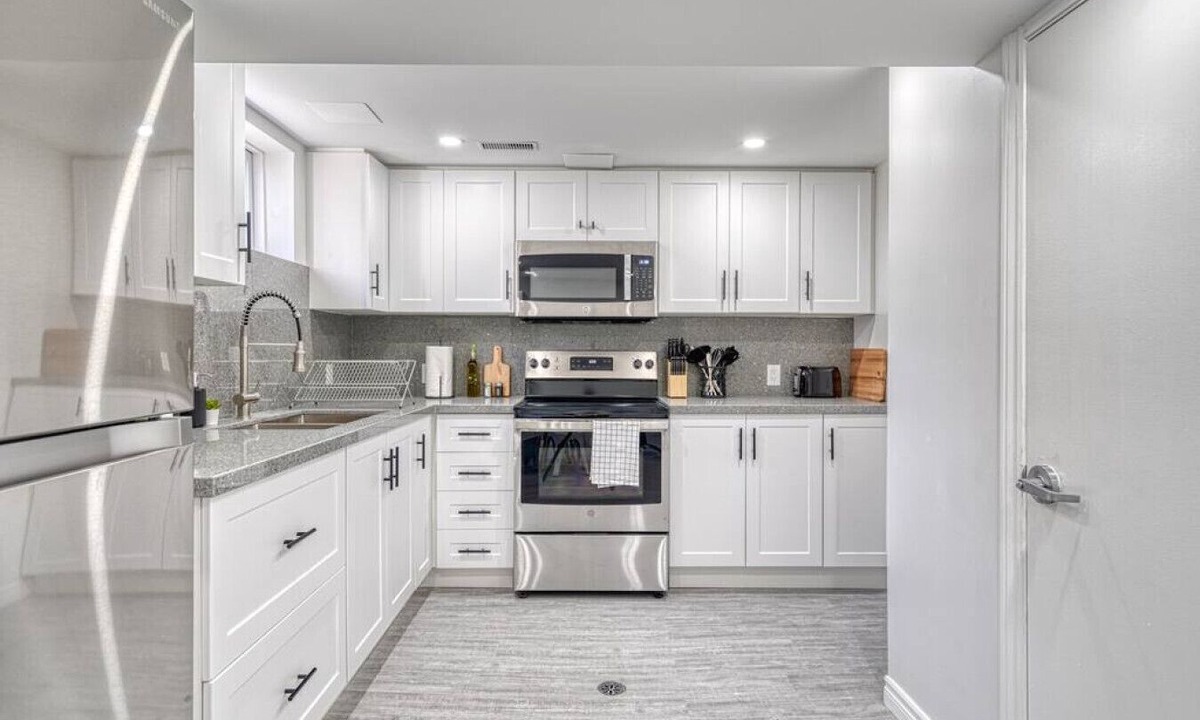 Hamilton House | Modern design conveniently mins to hwy + amenities