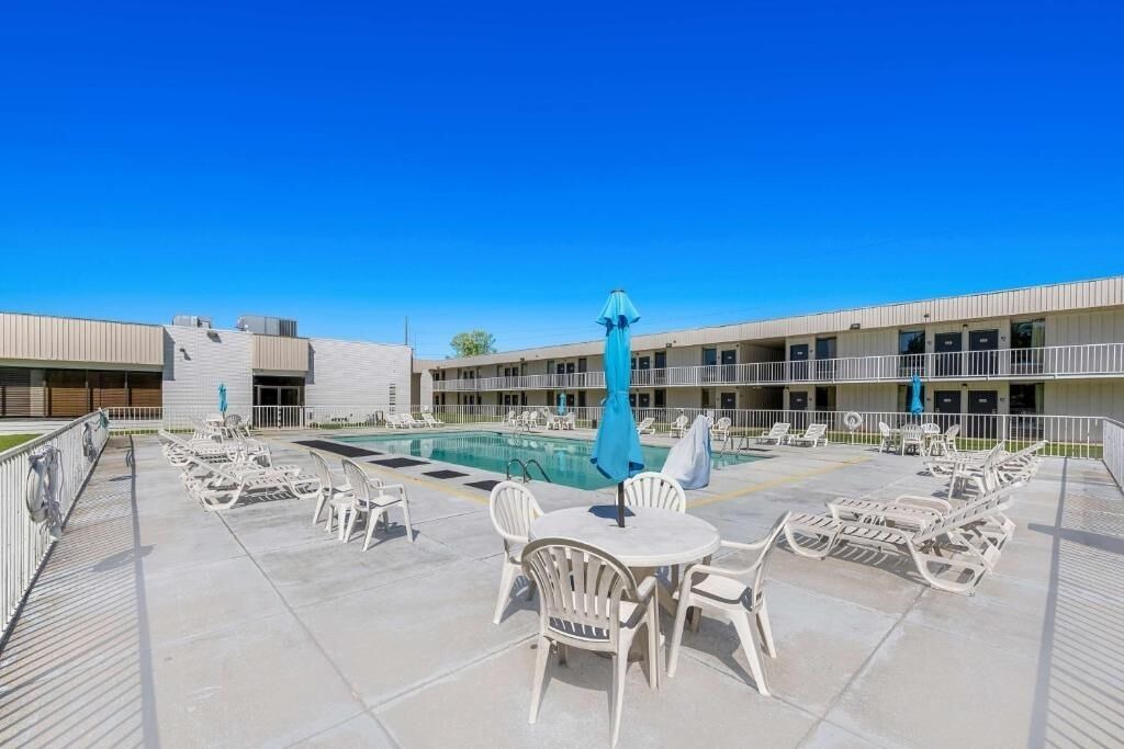 Hamilton House | Affordable Stay Complete with Pool and Complimentary Parking