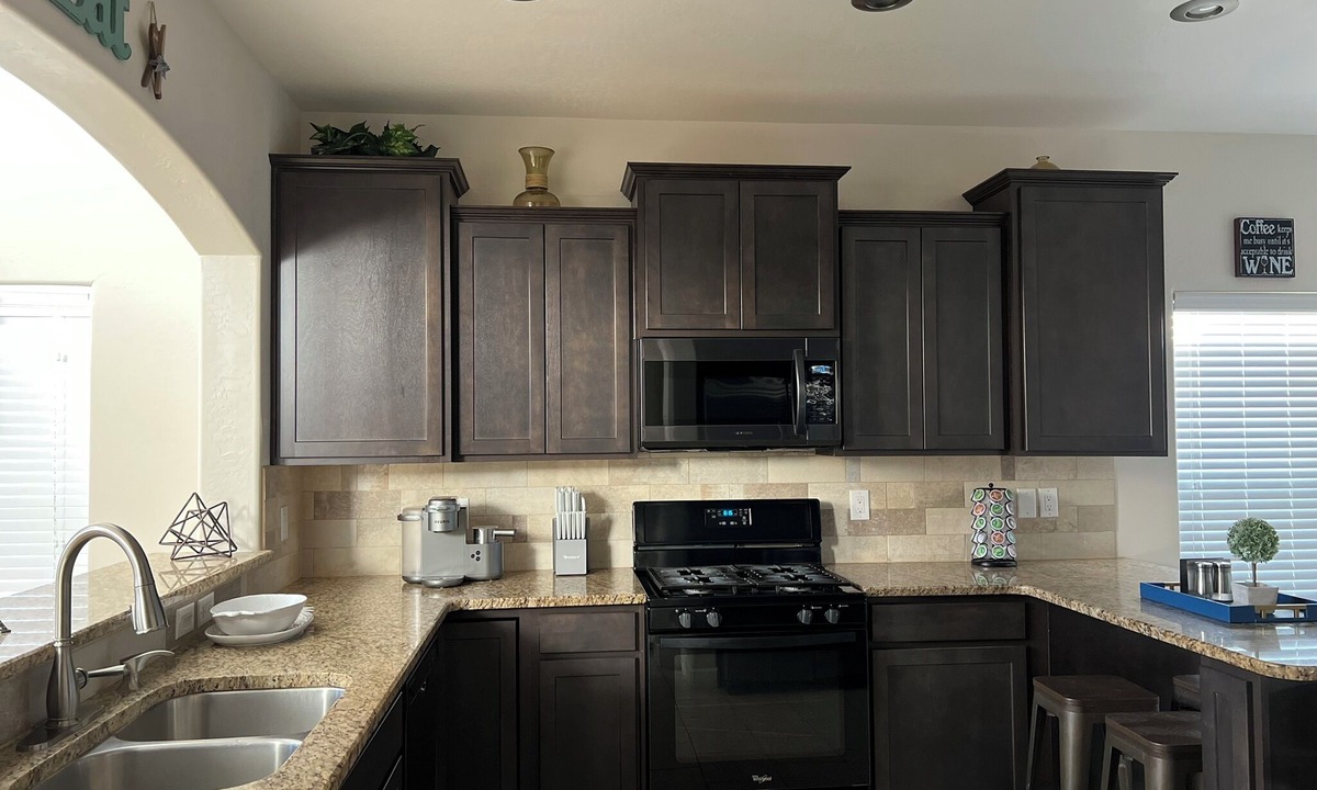 Hobbs House | 3BR Home with 86” TV, outdoor patio and grill