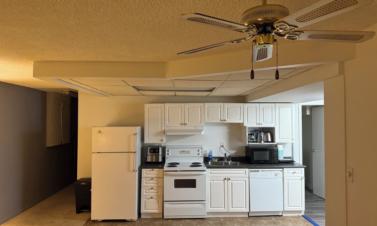 Calgary House | Cozy house with Jacuzzi tub