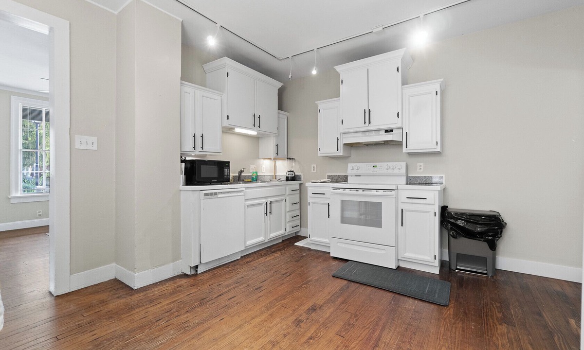 West Central House | Walkable to Downtown! Home for 7!