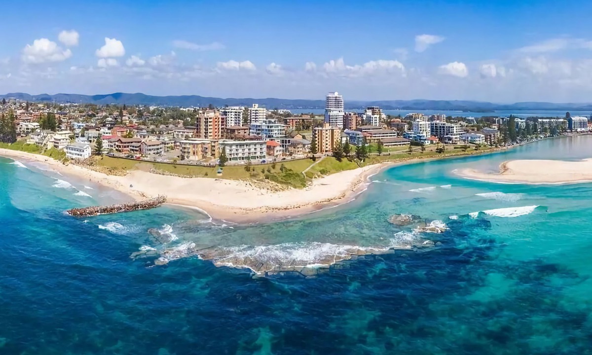 Berkeley Vale House | Ultimate Lakefront Luxury Pool Table Games Room