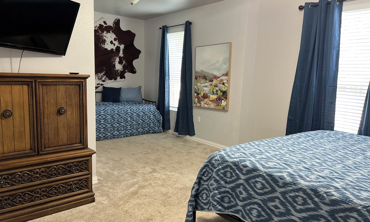 Corinth House | Blue Door on Aspen: Cozy 3BR Retreat with BBQ Grill & Playground for Families