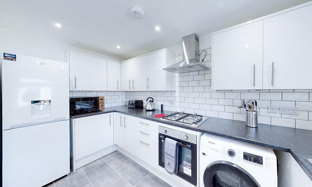 Biddenham House | Ranworth House - Holiday home in Bedford, Sleeps 5