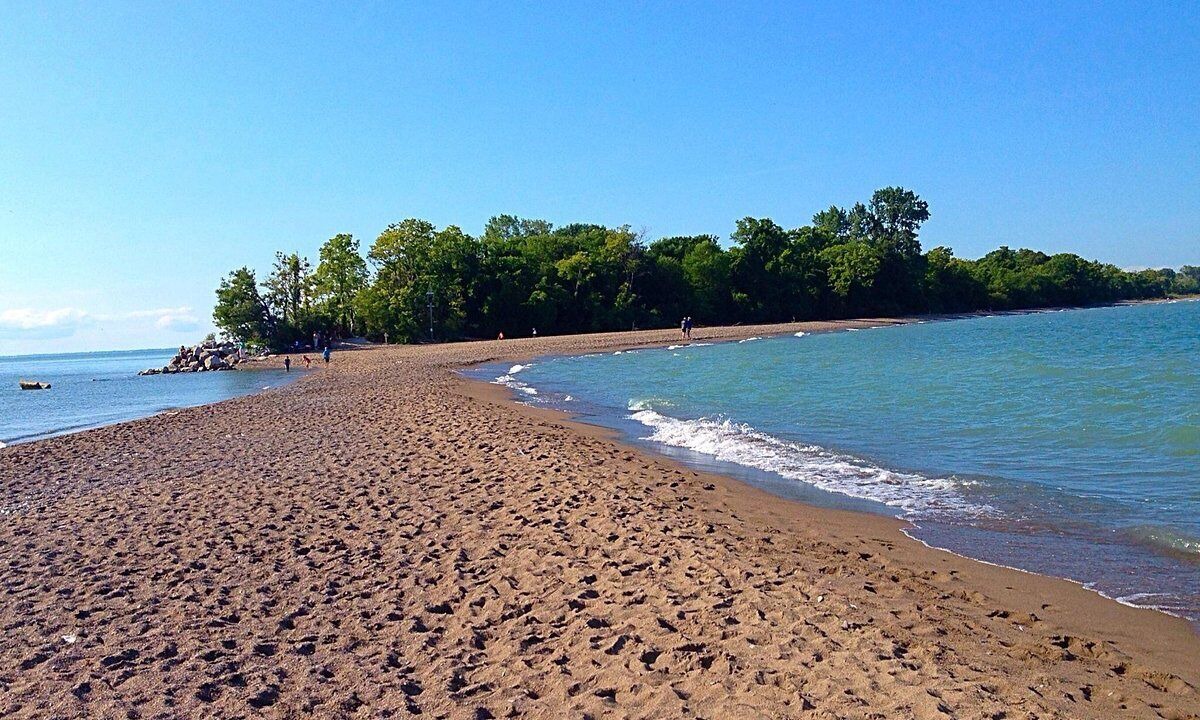 Ruthven House | Lakefront relaxation, hot tub, and adventure awaits at Seacliff Park and beach
