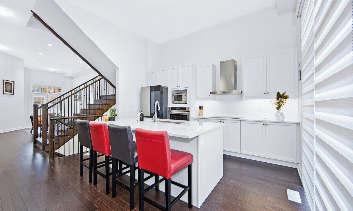 Oshawa House | The Grand Modernist: High Ceiling, 7 Beds/4 Washrooms