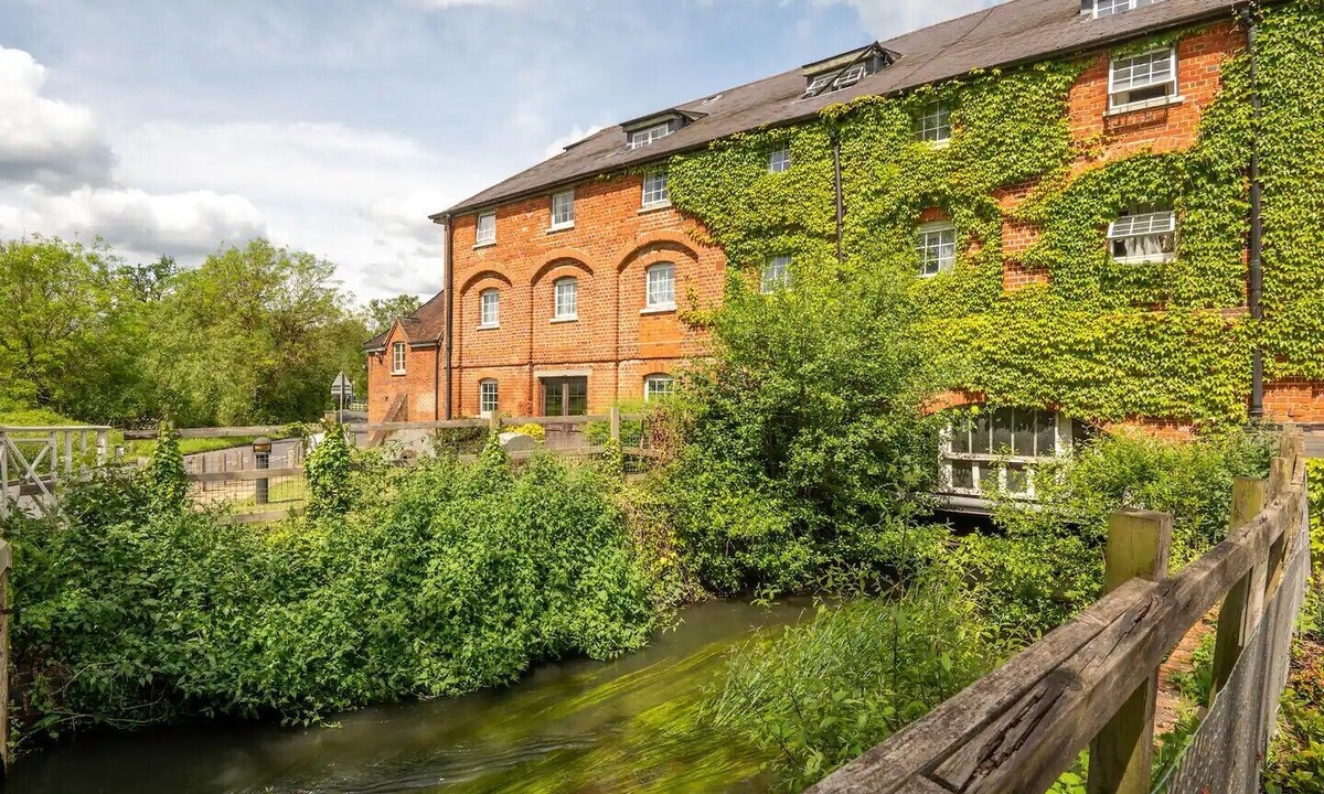 Wokingham House | Spacious, Modern Townhouse I Pass The Keys