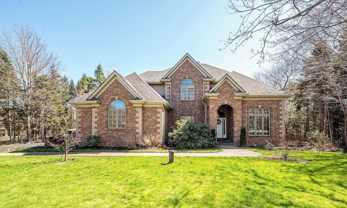 Hammonds Plains House | Elegant Lakehouse on Golf Course