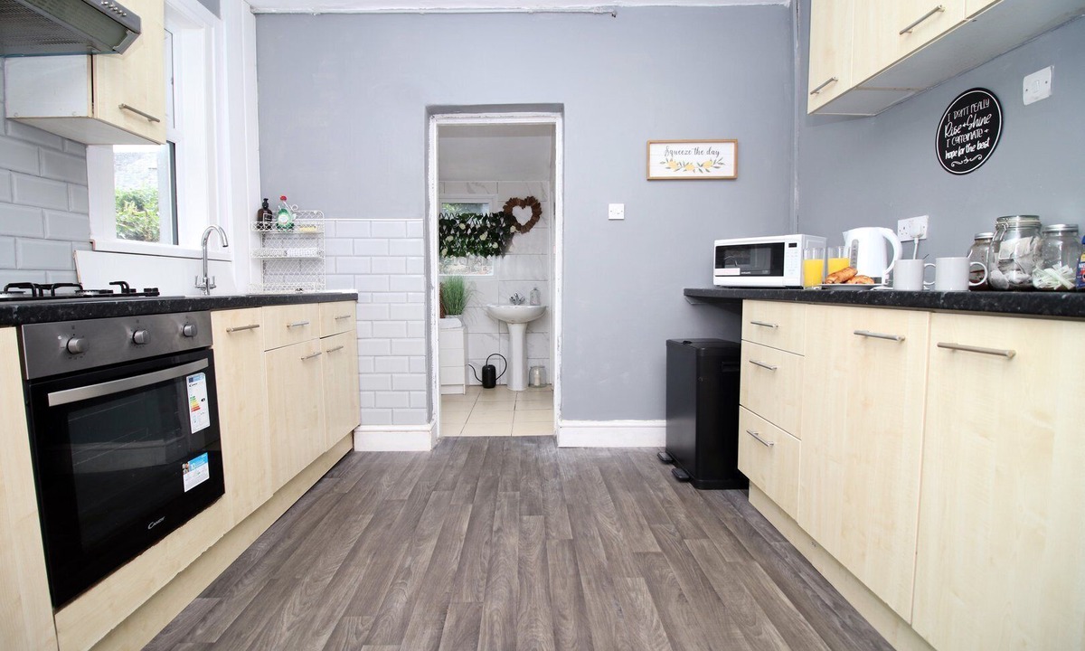 Roath House | Modern Retreat: Spacious 5-BR Haven in Roath