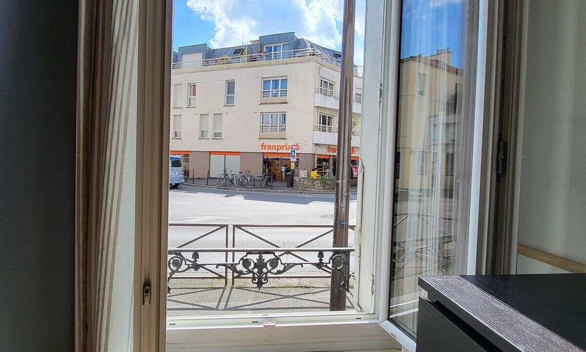 Louis Bertrand-Mirabeau-Semard Apartment | La Casanova large studio near Paris