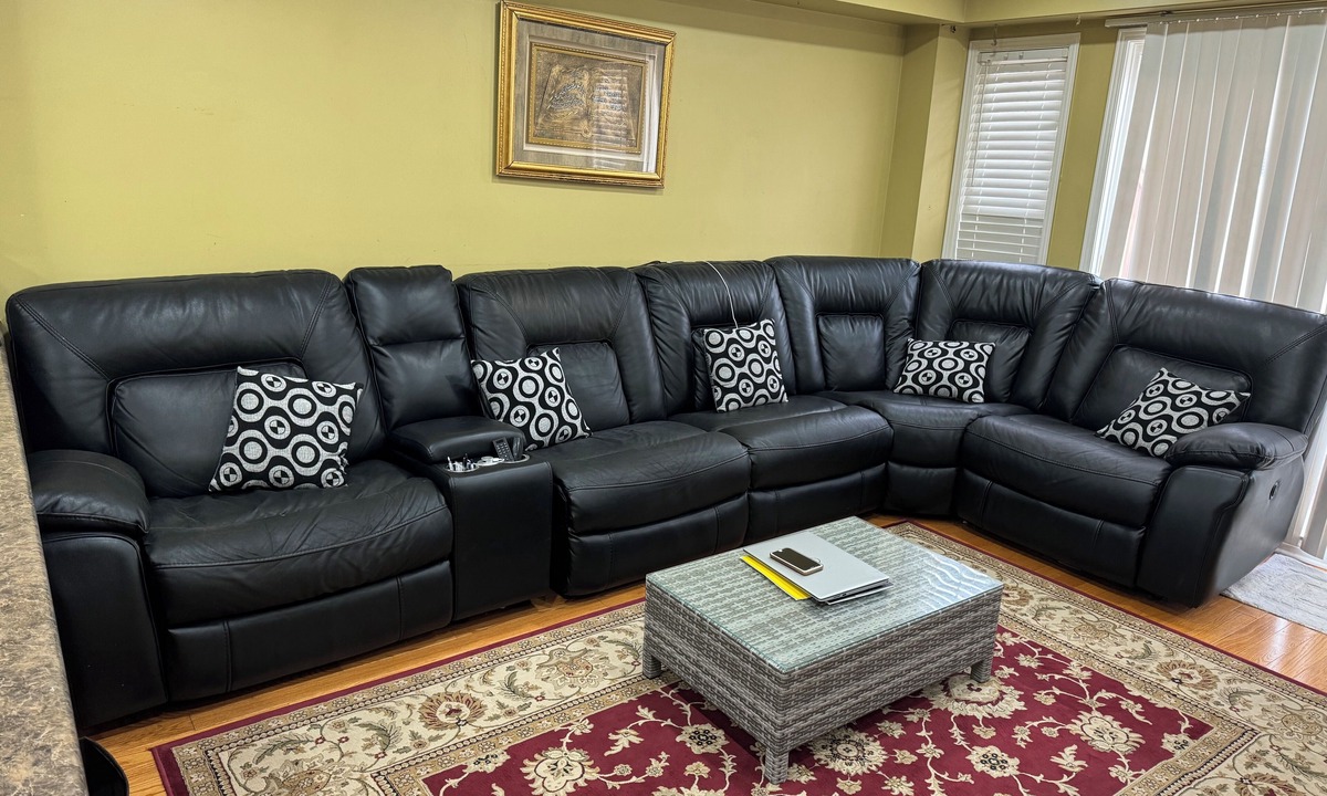 Clairlea - Birchmount House | Centrally located 3 Bedroom townhome with parking & Wifi