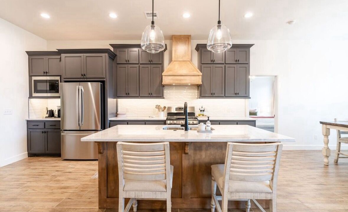 Norman House | Spacious 4-bedroom house with WiFi, AC within a couple miles of the Stadium!