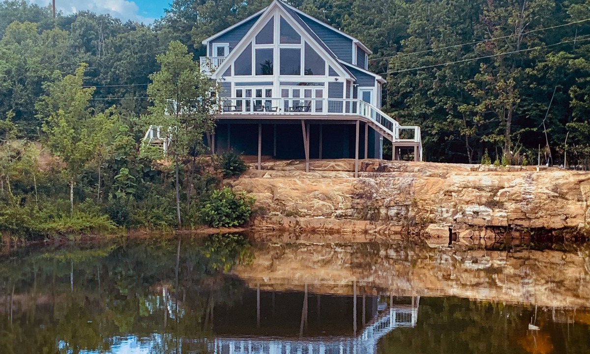 South Pittsburg House | Lakefront home with large deck, W/D & central AC