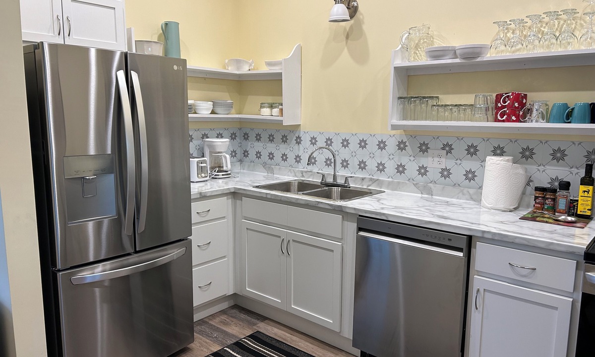 Canning Apartment | Spacious 4 bed, pet friendly and cozy accommodation downtown Canning.