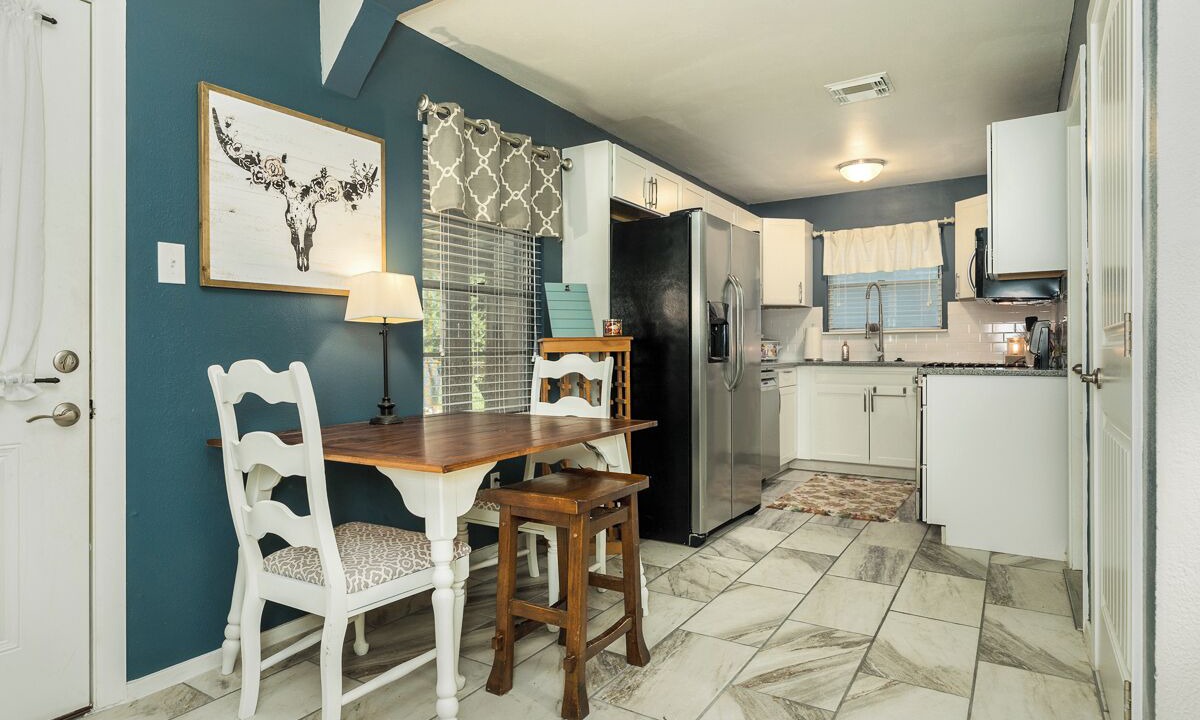 Lake Jackson House | The Charmer