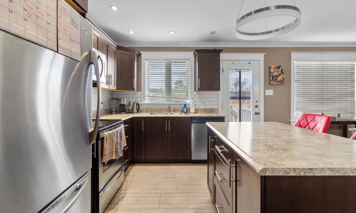 Terra Nova Apartment | Bright & Modern 3 Bbrm Main Floor Apt in Kilbride