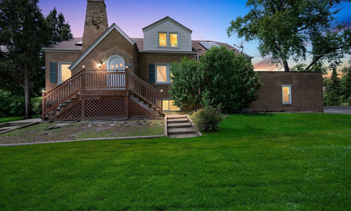 Des Plaines House | Serene & Charming 5BR Des Plaines Getaway