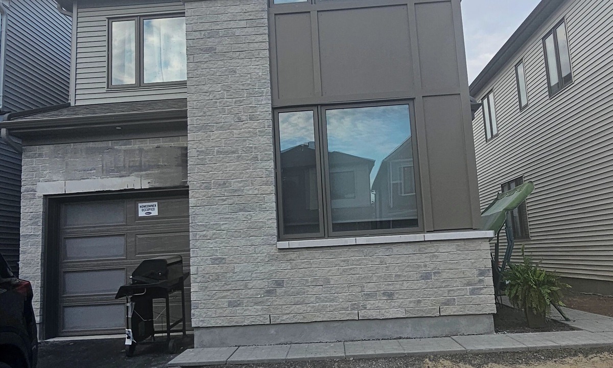 Ottawa Division House | Cozy One room Unit in a House, in a great location in Barrhaven Half Moon Bay.