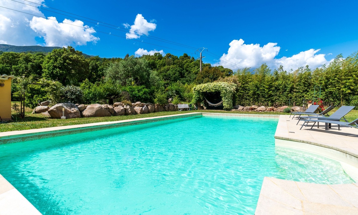 Tavaco House | Paravano - maison climatisée avec piscine