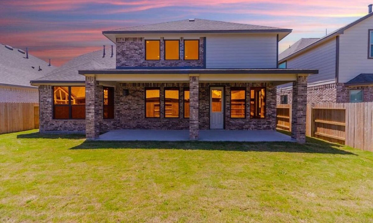 Manvel House | 4 Bedroom 2 Story in Del Bello Lakesn20 Minute Drive to Houston Medical Center