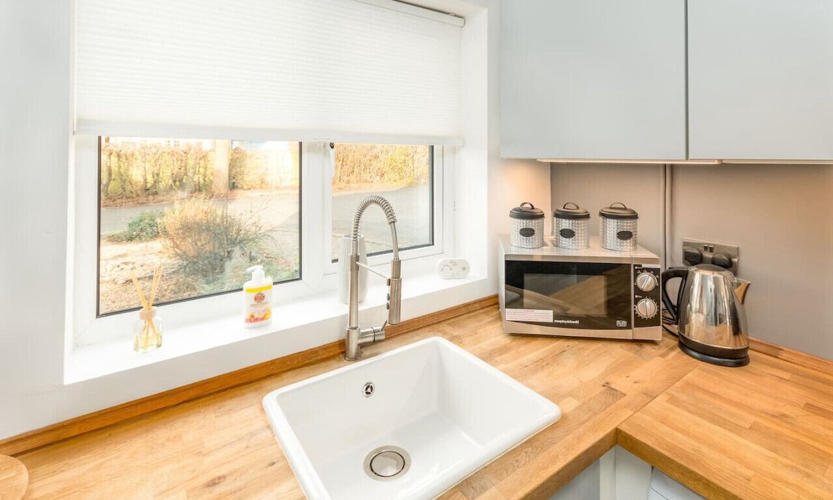 Whitnash House | Charming House in Prime Location w/Free Parking