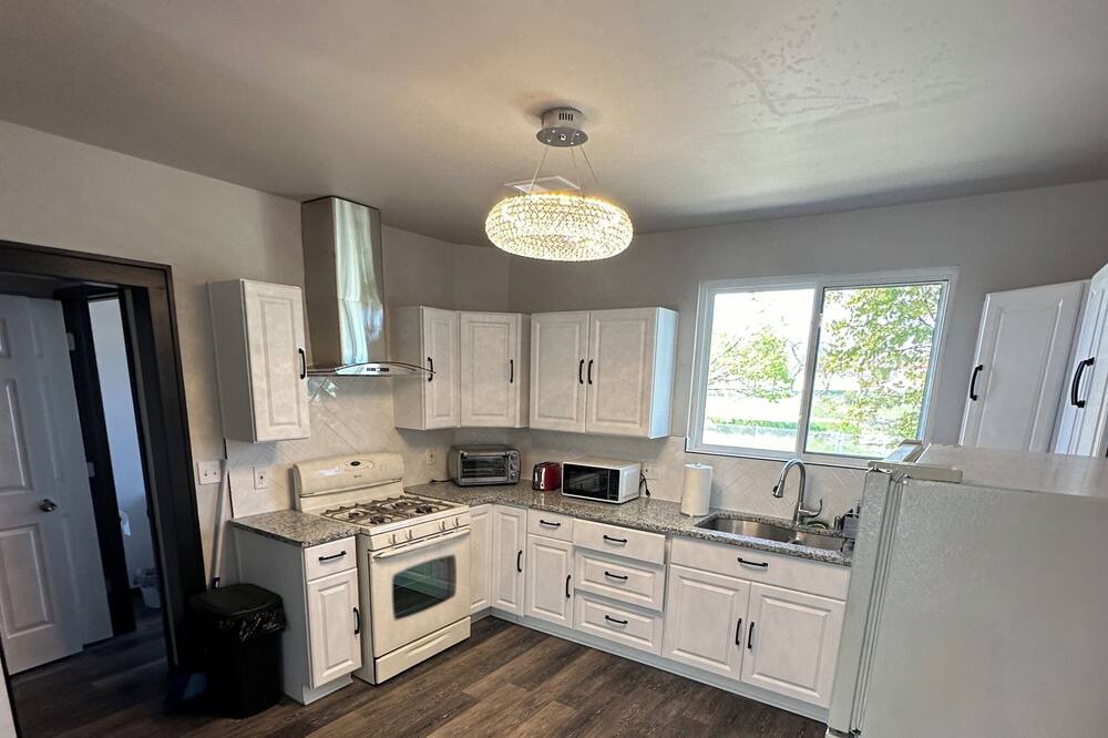 Roseville House | Modern Oasis: Spacious 6-Bedroom