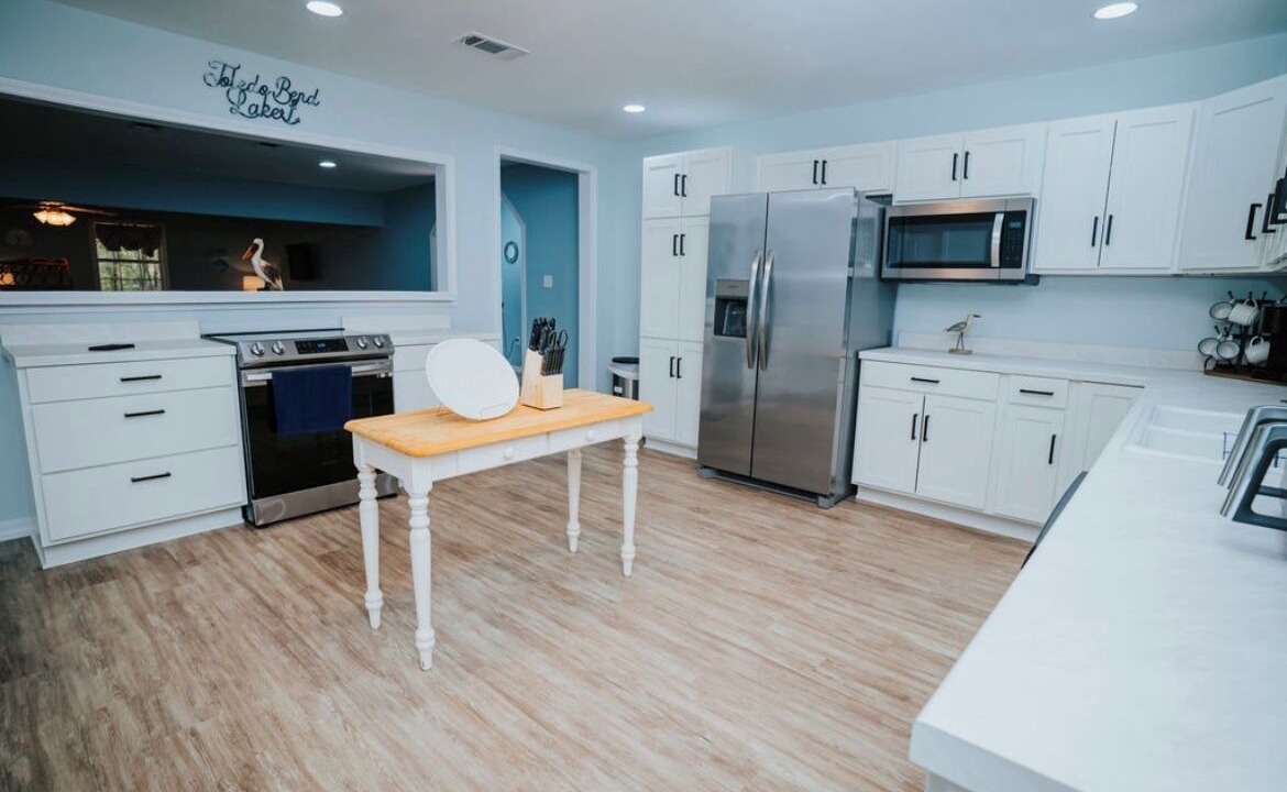 Negreet House | Clean/spacious 4 bed & 3 bath home sleeps 12. 3 miles from Toledo Town & Tackle.