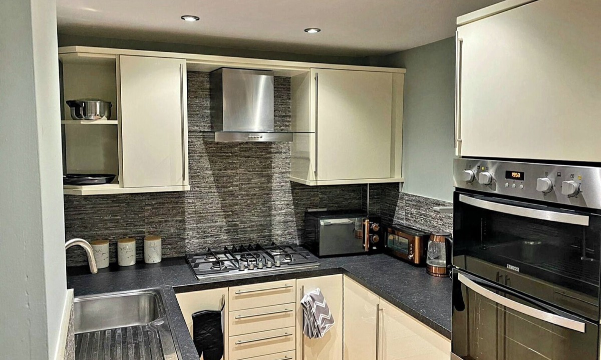 Crawcrook House | Modern Home in Newcastle, right next to a Golf Course!