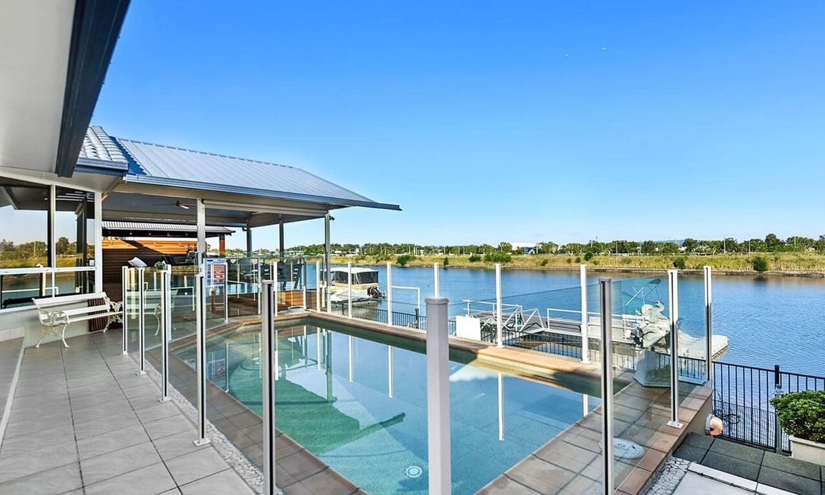 Biggera Waters House | Charming Oasis Waterfront Retreat Private pool