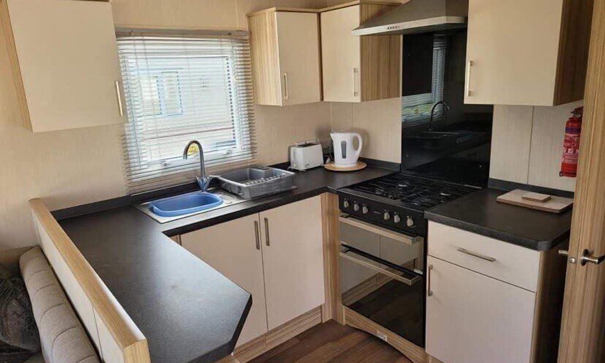 Tunstall Ski Chalet | Budget 3-Bed Caravan in Tunstall, Hull