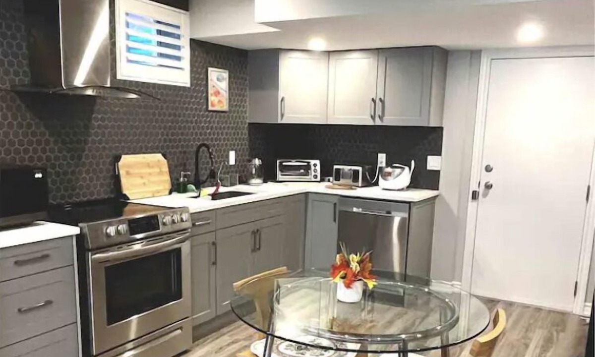Halton Regional Municipality House | Cozy King Bed Entire Suite, middle of Niagara and Toronto, nature surrounded