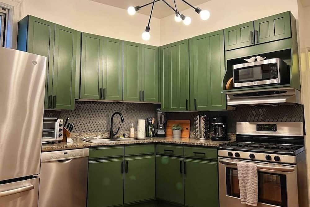 Wrightwood Neighbors Condo | 7B/3BA Private Unit in Lincoln Park near Wrigley
