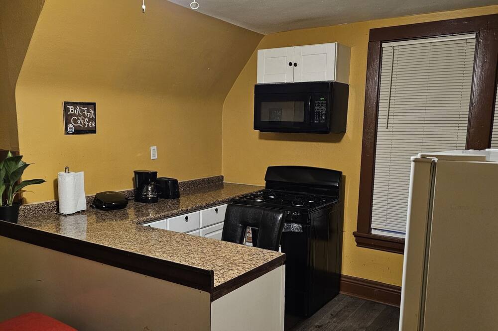 South Chicago Heights Apartment | 2-bedroom apartment in South Chicago Heights with AC.