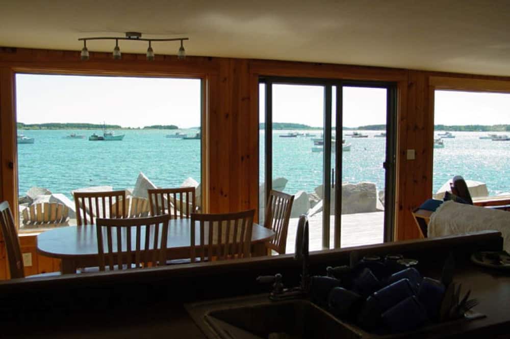 Spruce Head Cottage | Cozy cottage right on the water
