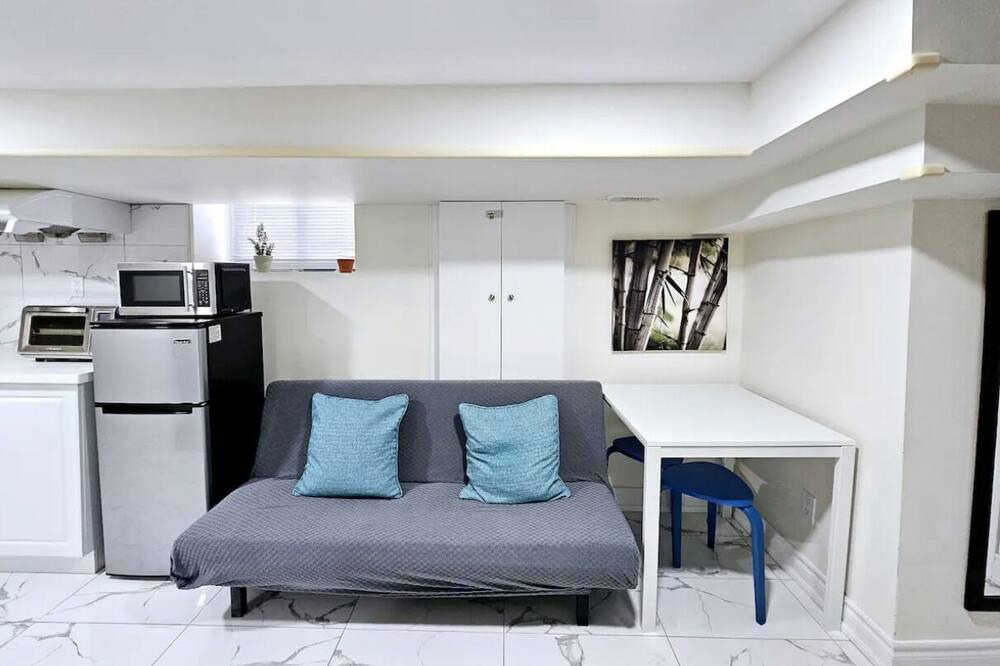 Trinity - Bellwoods Bed & Breakfast | Queen West Toronto Basement Unit