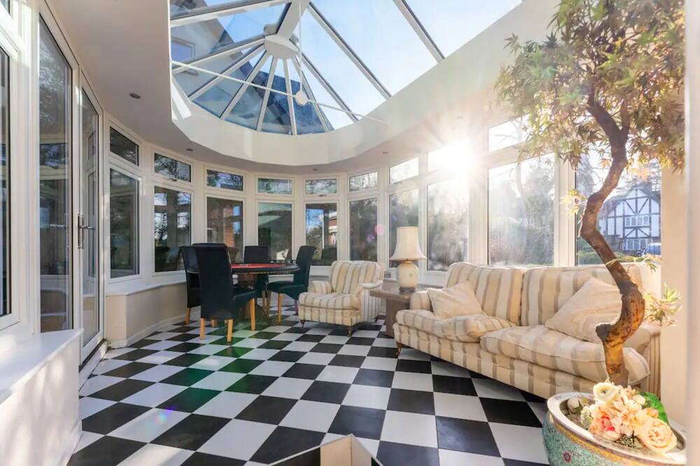 Ferndown House | Pass the Keys | Amazing Spacious Home/Golf Course