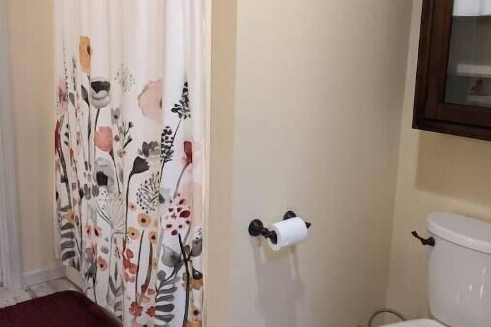 Centre Hall Apartment | Manor Road Getaway