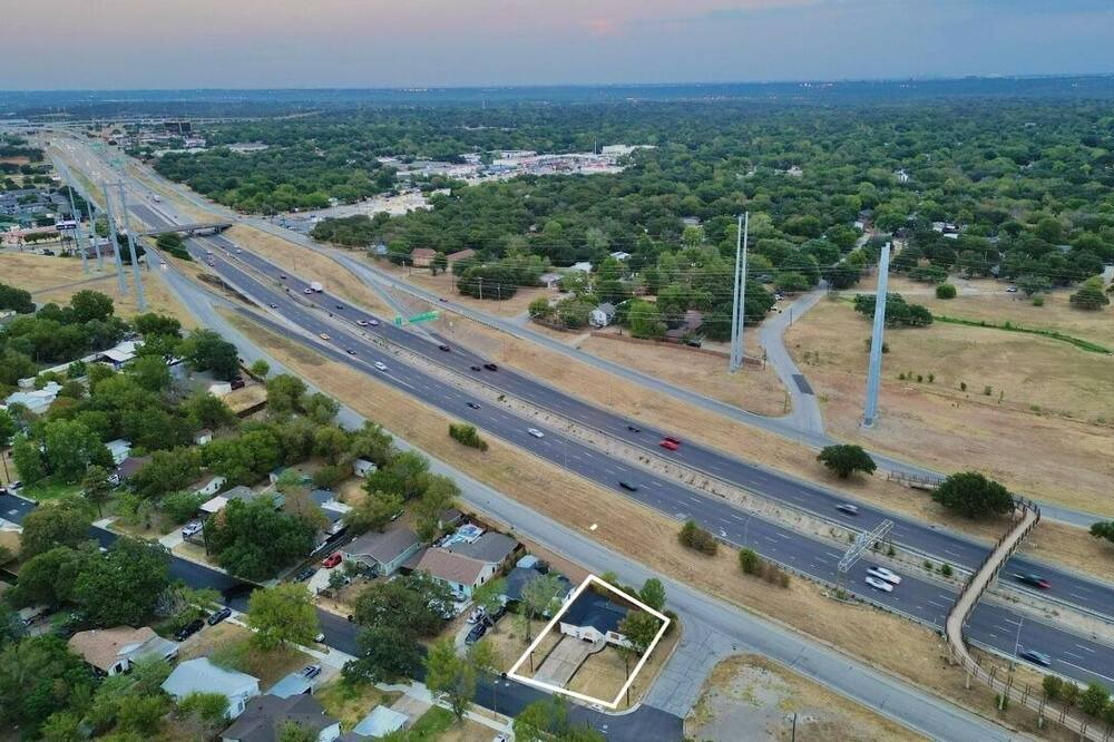 Handley House | Cozy Home off highway 15 min from Downtown or AT&T stadium