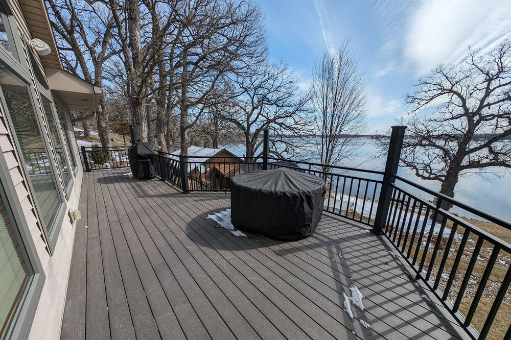 Darwin House | Spectacular Lake Manuella Family Retreat. Relaxing and serene lakeshore home!