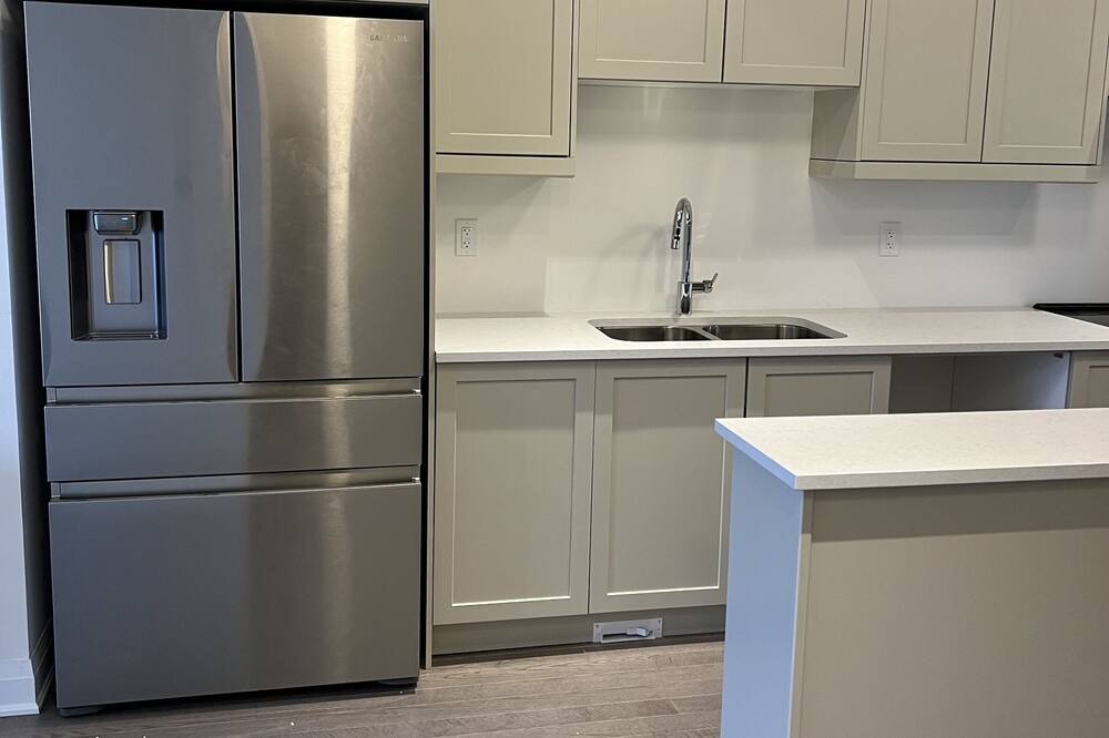 Newcastle House | 5 bedroom 3 bathroom Lakeview townhouse