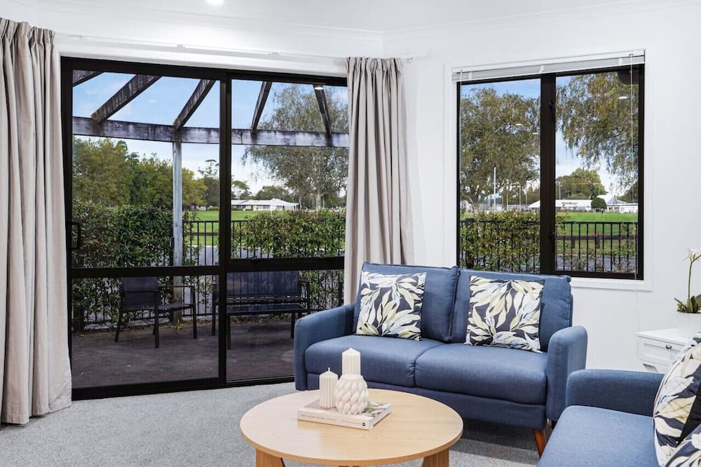 Hamilton East House | Park Scenery, Proximity & Value - Close to Uni!