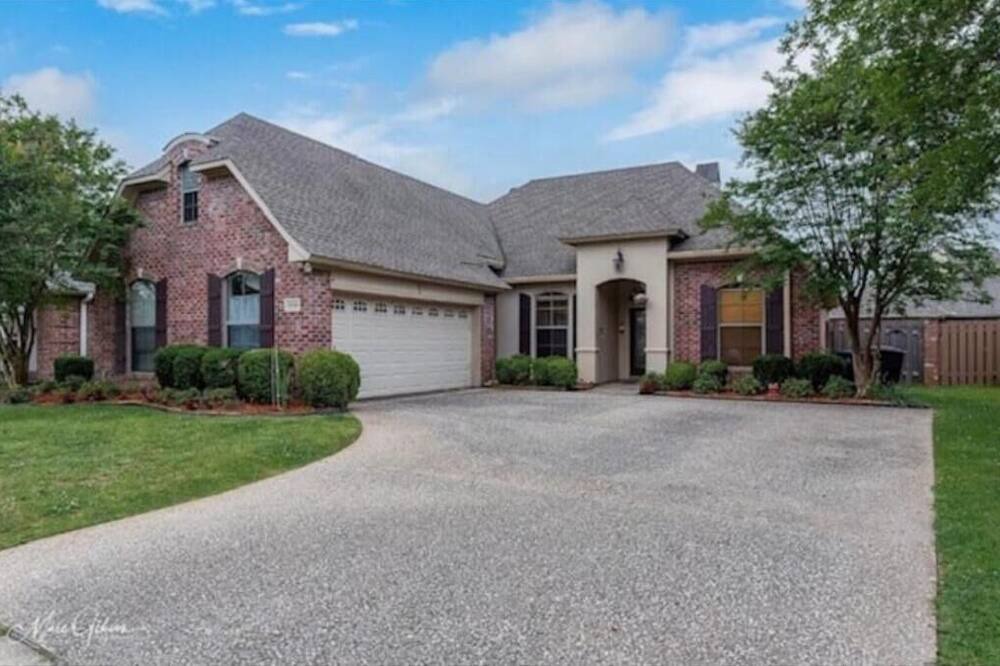Shreveport House | Charming 4/3 in Twelve Oaks