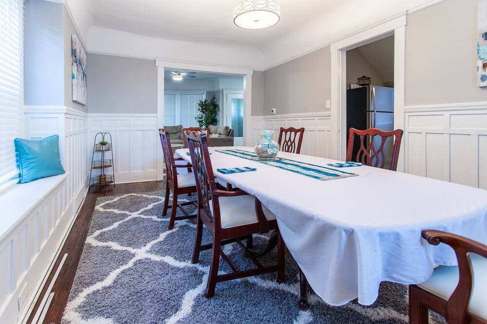 Hough House | CoZ 5 Bedroom Home On Ashbury